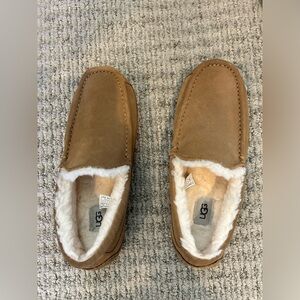 Men’s Ascot UGG slippers. Never worn. Size US men’s 9